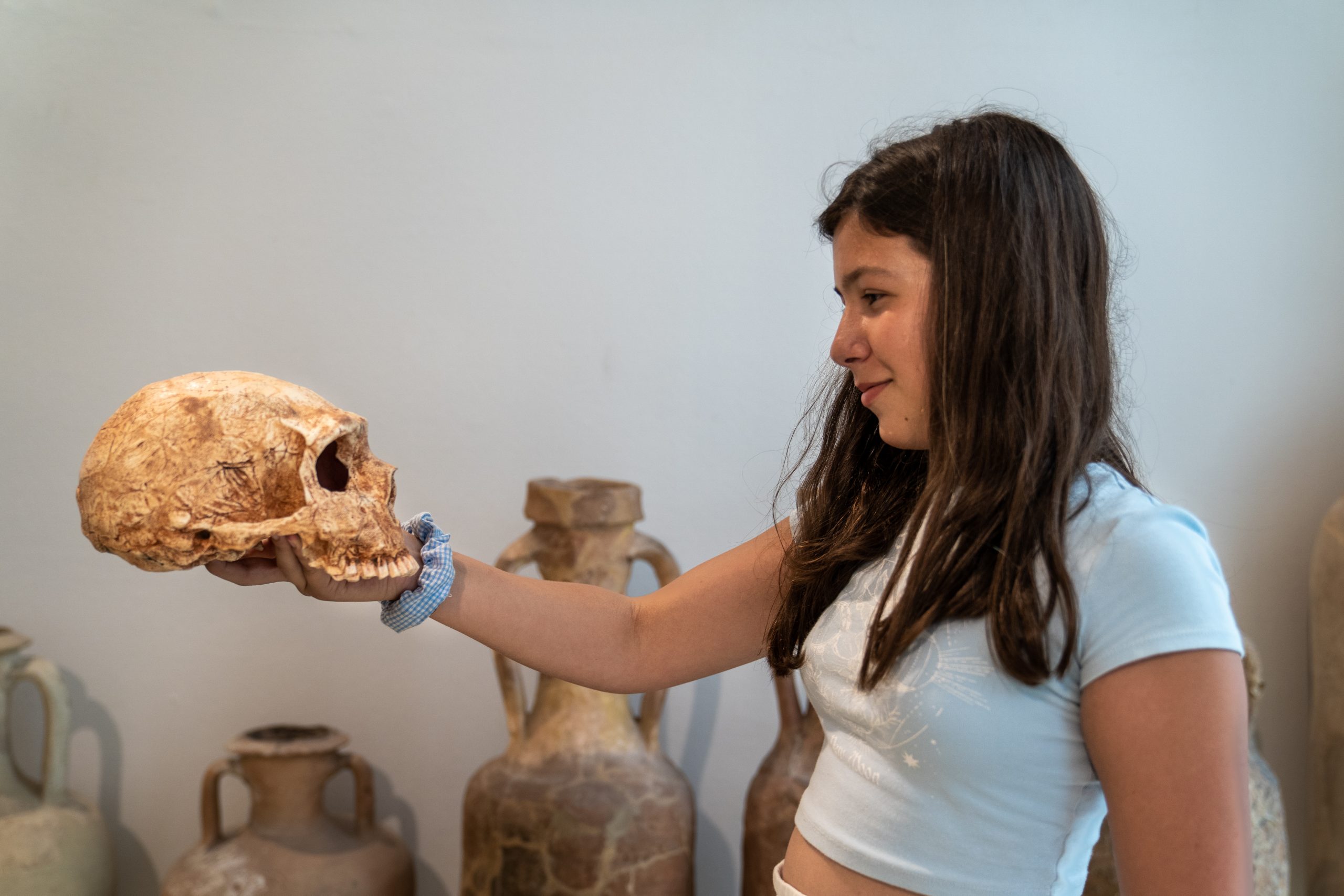 Alumna agafant un crani prehistòric a Reus